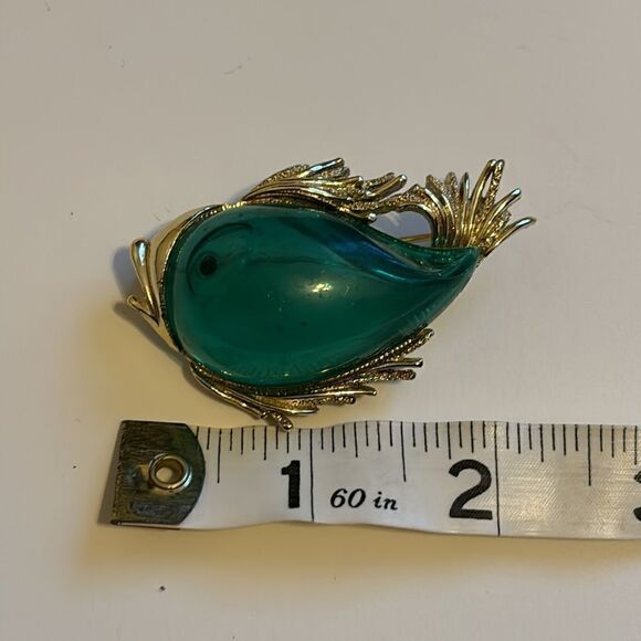 Vintage Art Deco Gold Tone and Green Clear Resin Fish Brooch Pin - Picture 7 of 7